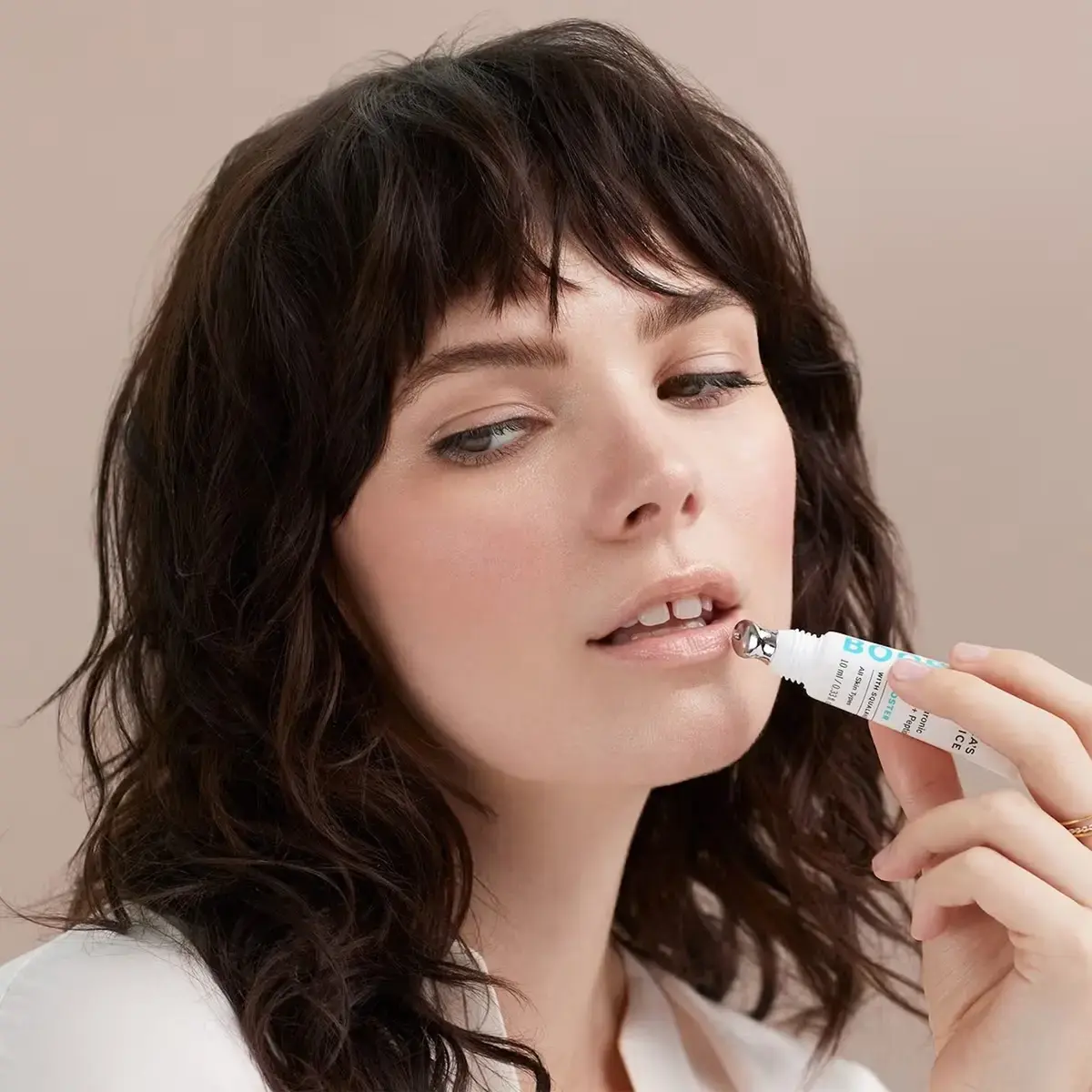 Balsamul cu acid hialuronic: secretul buzelor catifelate