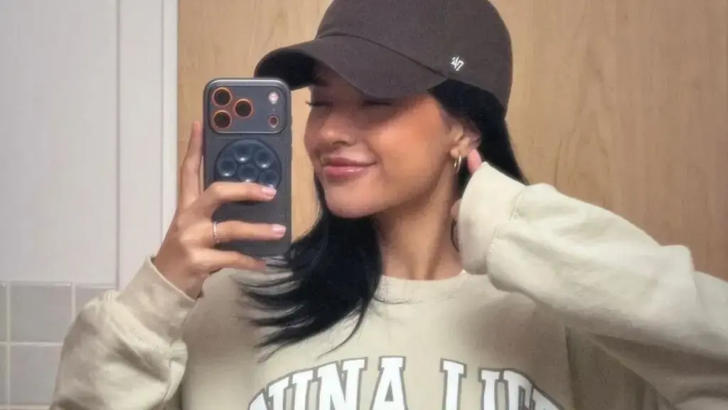 Becky G strălucește în streetwear sportiv la concertul Karol
