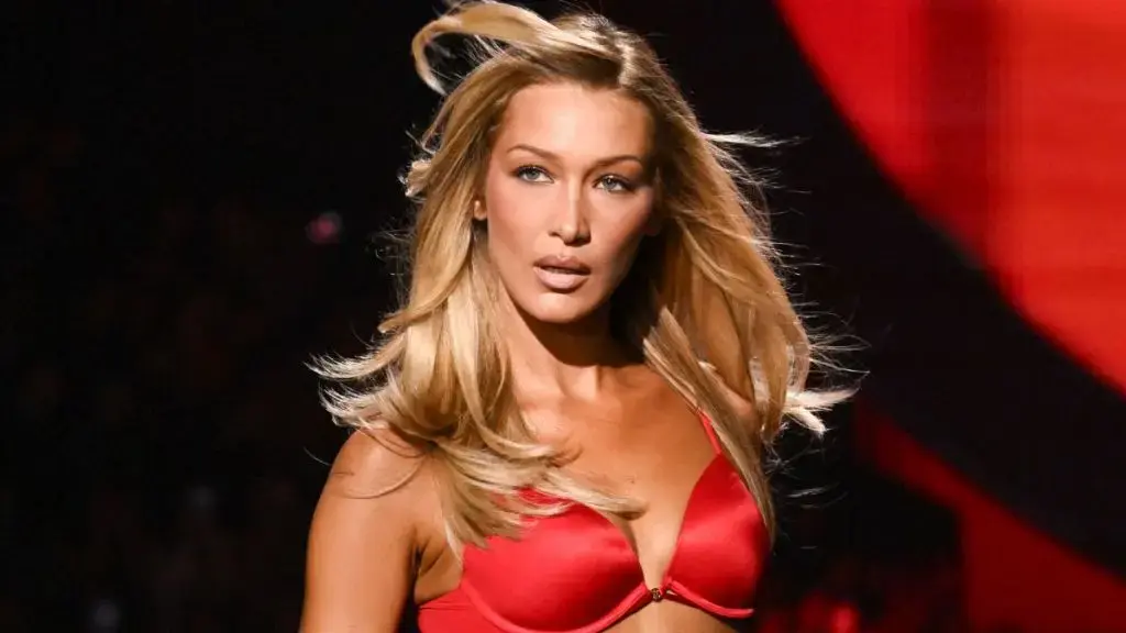 Bella Hadid își întoarce capul în costum de corp îndrăzneț în timpul ieșirii cu iahtul