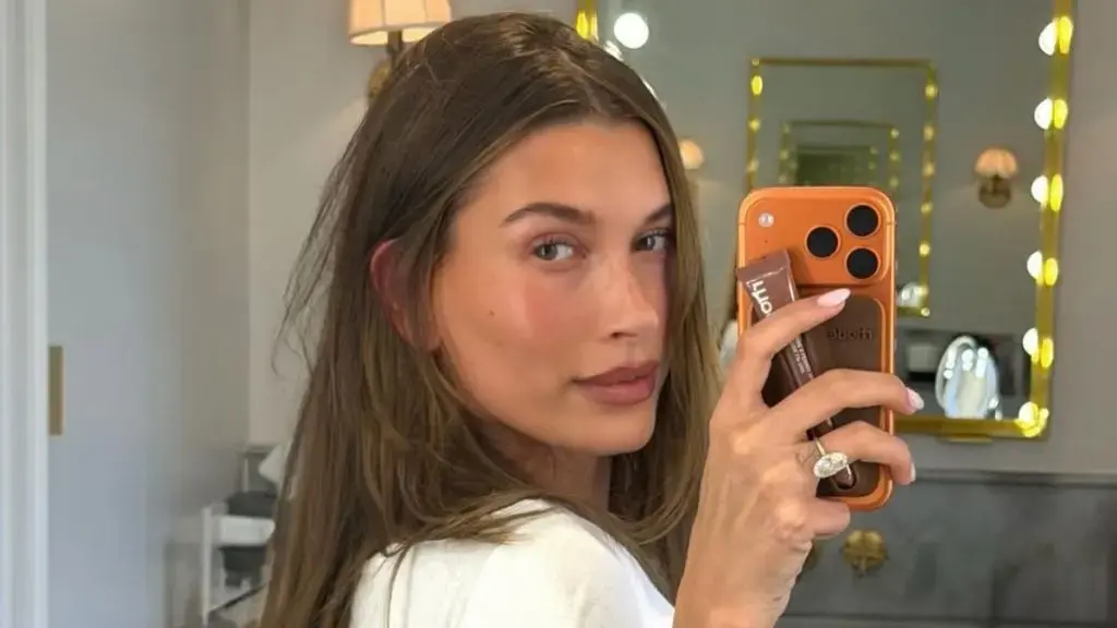 Bikiniul String al lui Hailey Bieber: O Declarație de Modă Îndrăzneață