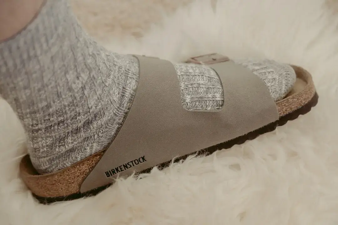Birkenstock și Staud lansează cloguri colorate deosebite