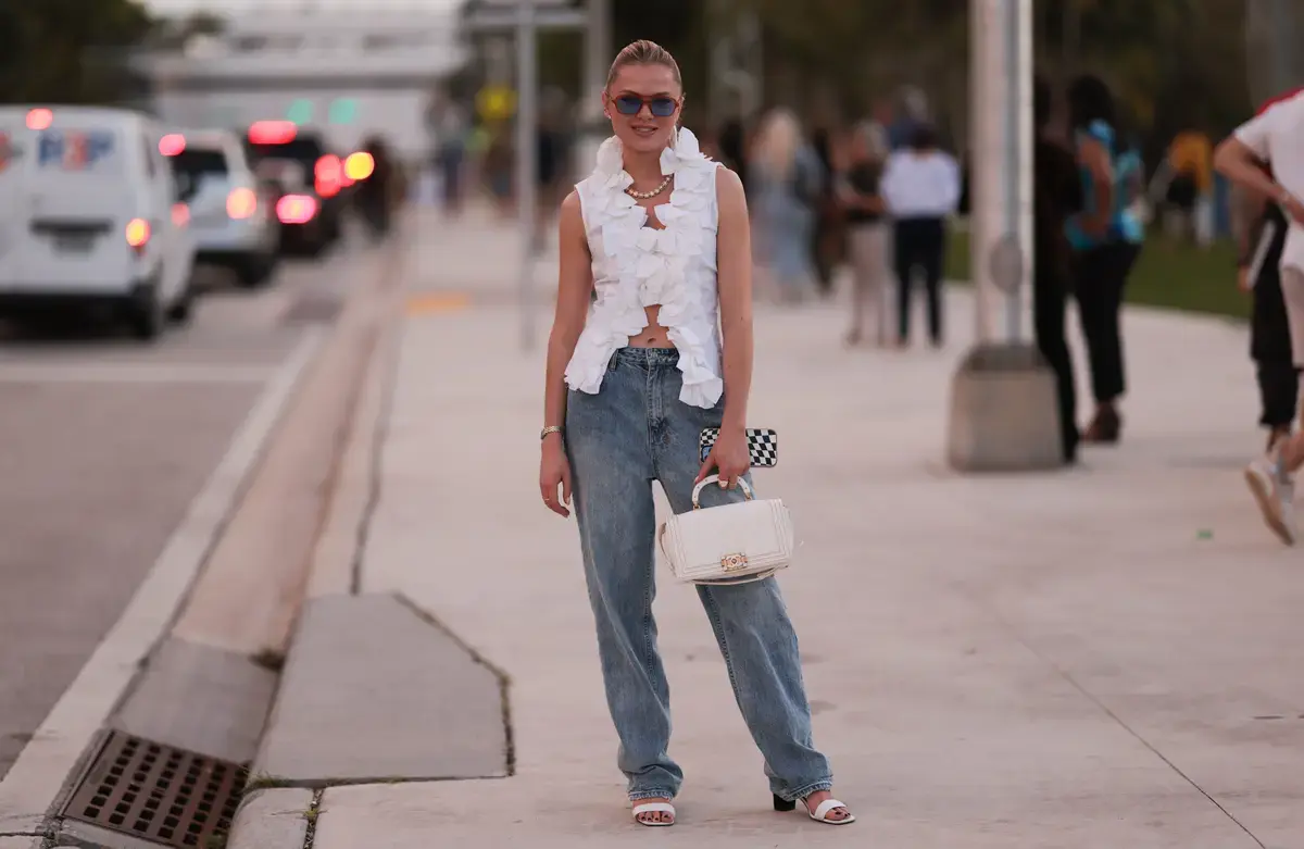 Bluza albă și denim: combinația perfectă pentru vară