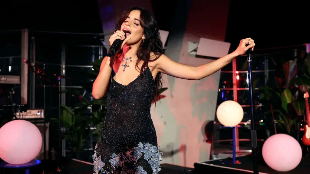 Camila Cabello John Galliano Rochie de sclip Colier de colier dramatic scăzut