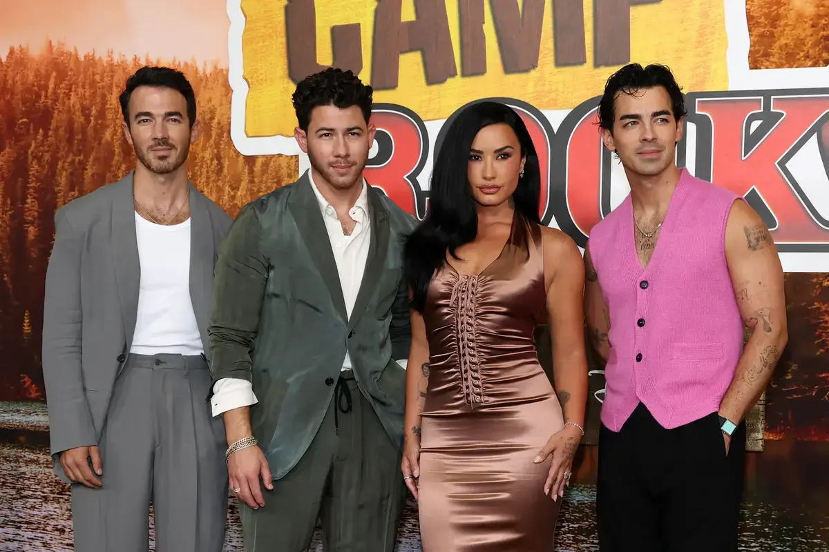 Camp Rock: De la ecran la covorul roșu, un stil care a marcat o generație