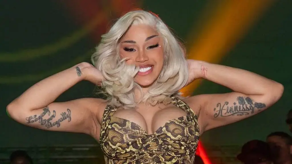 Cardi B s $ 275 scufundare rezervor de motorină micro-minidress abia atârnă