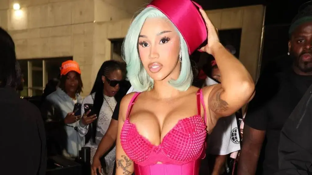 Cardi B's Daring Bikini Stunt pentru noua single