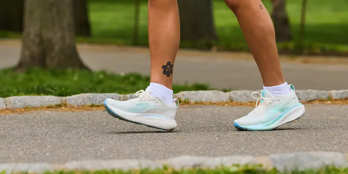 Cele mai bune pantofi de mers pe jos pentru ameliorarea fasciitei plantară