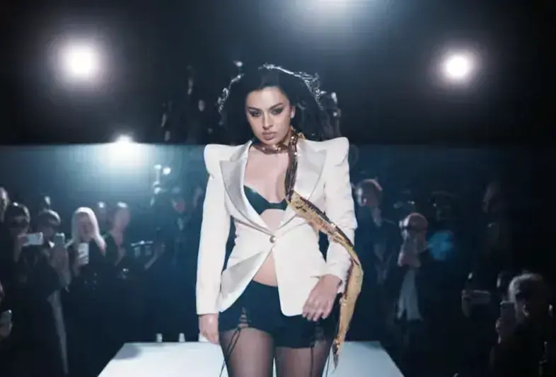 Charli XCX aduce modă îndrăzneală pe pista de la Paris