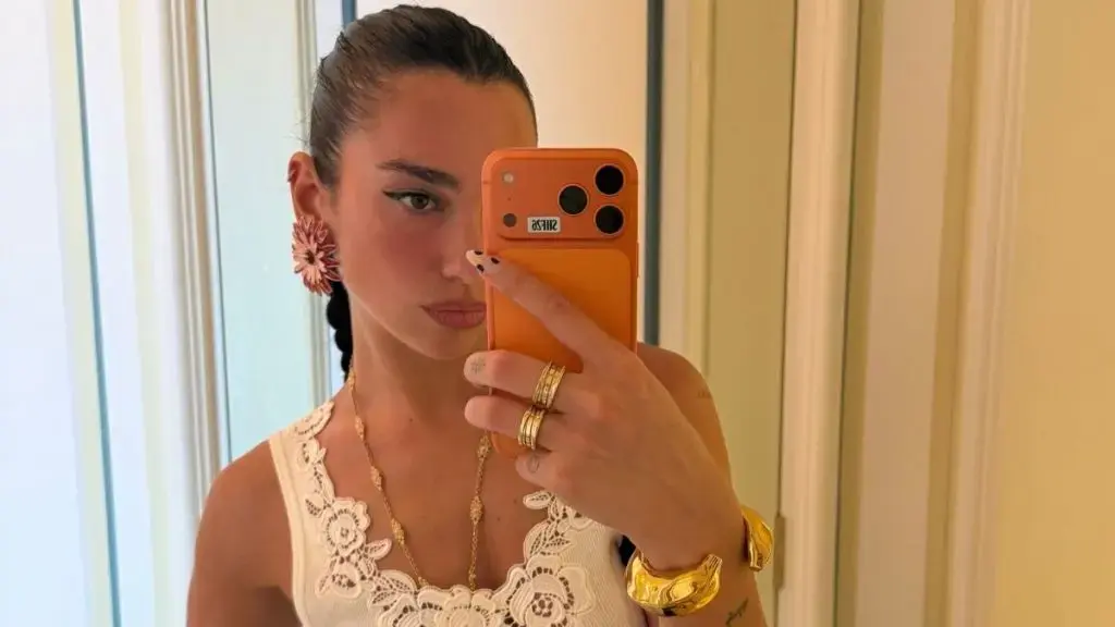 Dua Lipa devoră campanța Saint Laurent Beauty pentru LIBRE Santal Couture