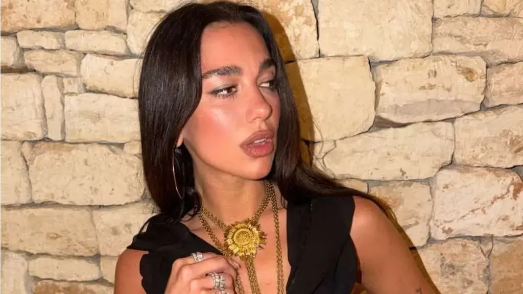 Dua Lipa Sizzles în $ 545 Bikini în luna de miere italiană