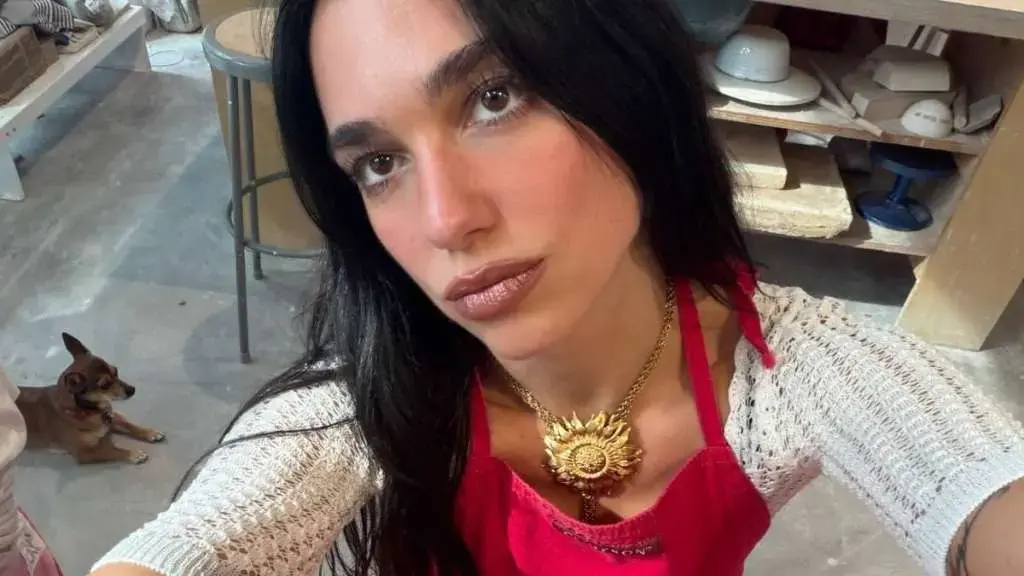 Dua Lipa strălucește într-un top elegant la ceramică