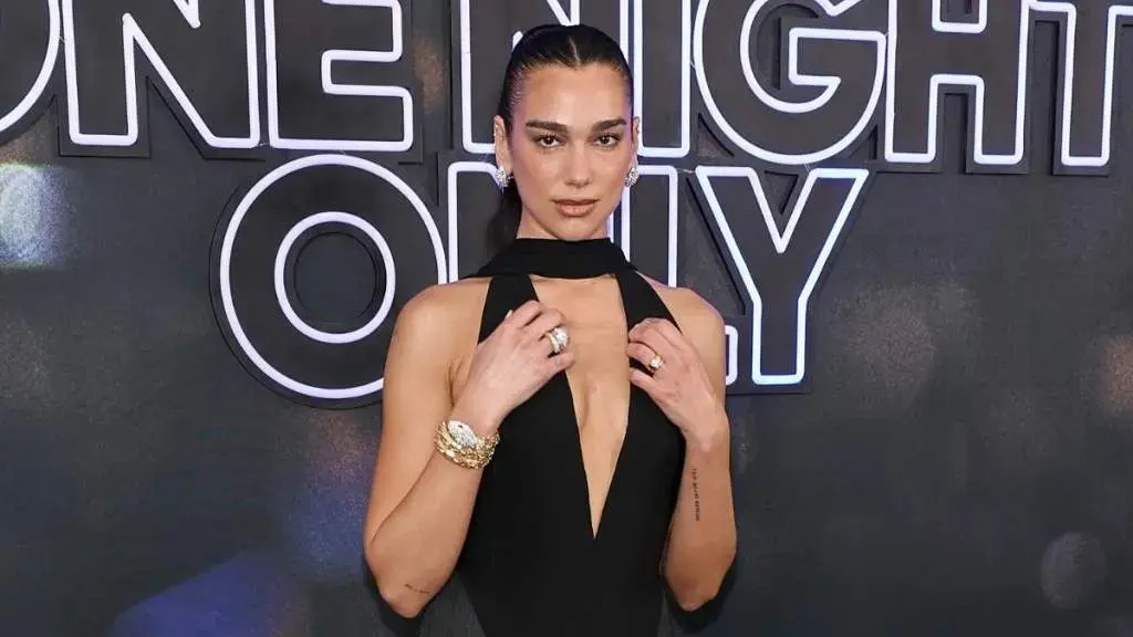 Dua Lipa Stuns New York în Daring Ferragamo Ensemble