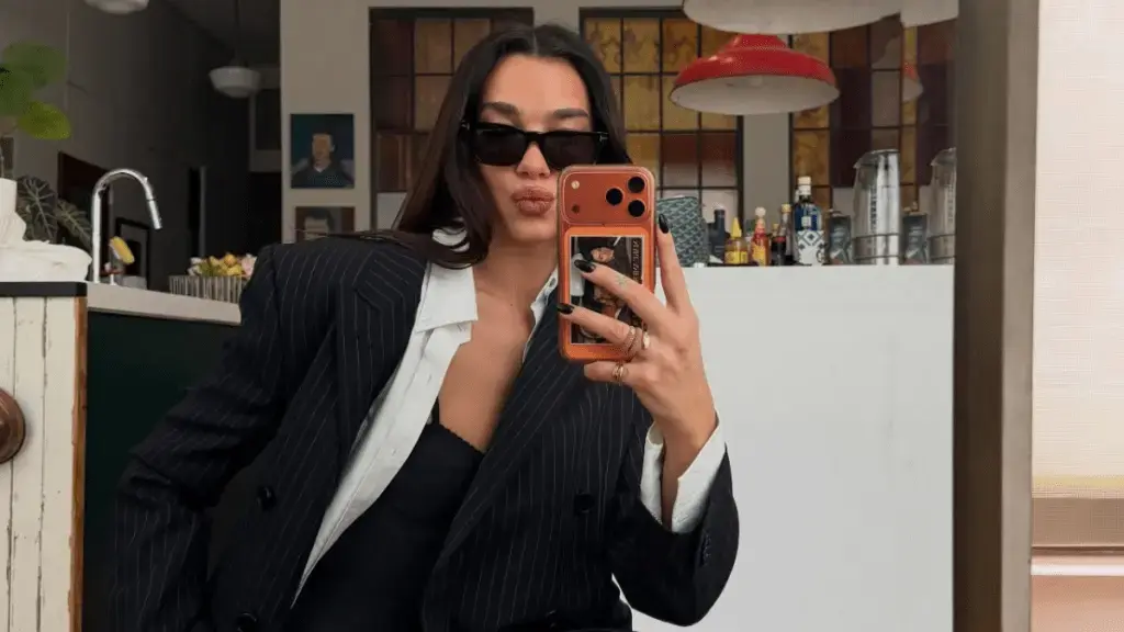 Dua Lipa's Sheer Cardigan fură spectacolul