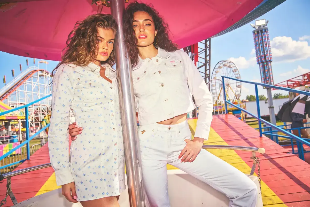 Echipele Wrangler cu LoveShackFancy pentru Colectia de denim de cowgirl cu vise