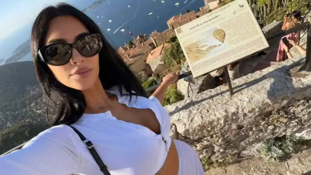 Excursiunea cu iahtul lui Kim Kardashian stârnește îngrijorările de la gardarobă