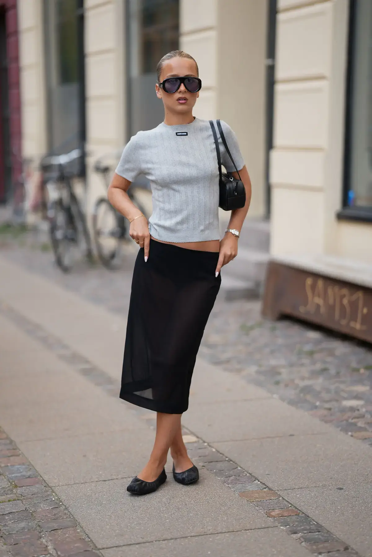 Fuste midi și balerini: Eleganța relaxată a noului uniform urban
