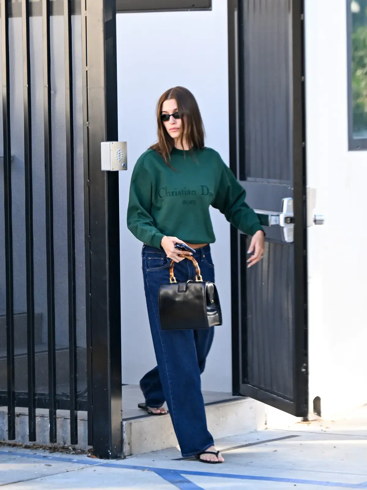 Hailey Bieber Go-To Low-Rise Jeans sunt cu 50% reducere