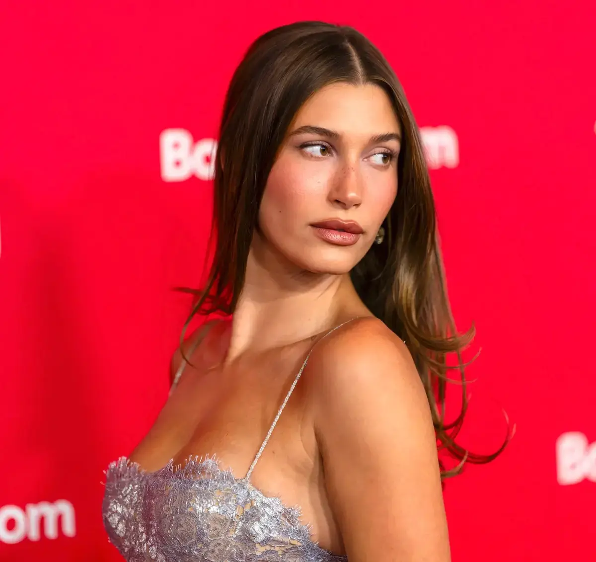 Hailey Bieber îmbrățișează tendința Y2K Headband