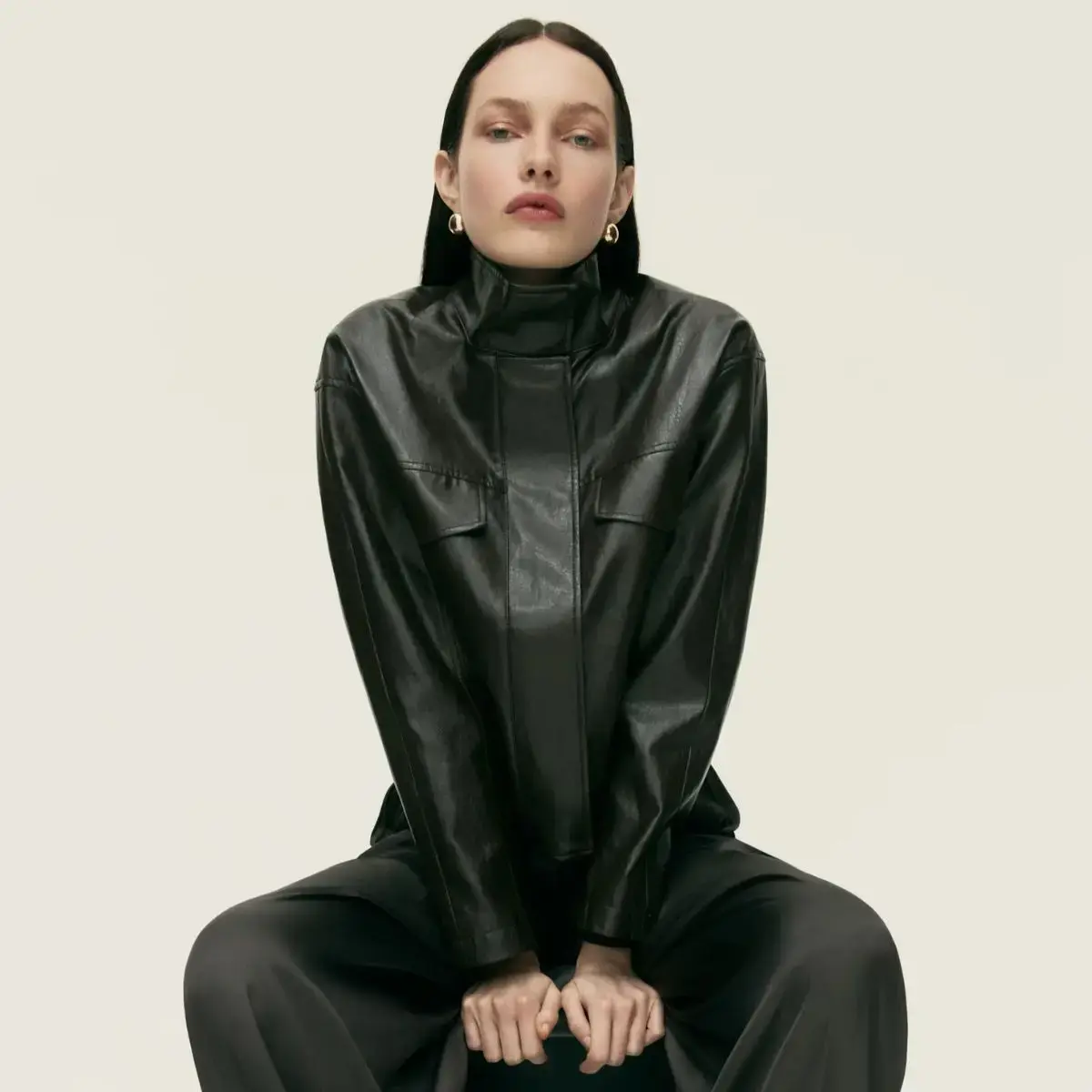 H&M lansează colecția de tranziție: eleganță și confort pentru toamna timpurie