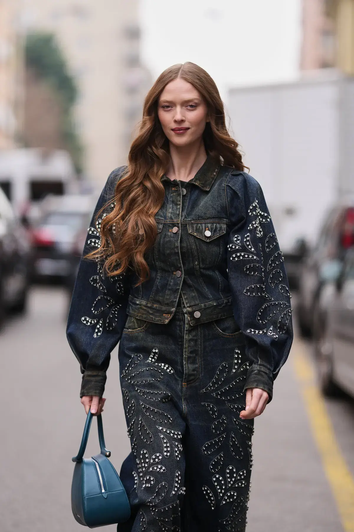 Jeans-urile împodobite: Reîntoarcerea unui trend iconic din anii '90