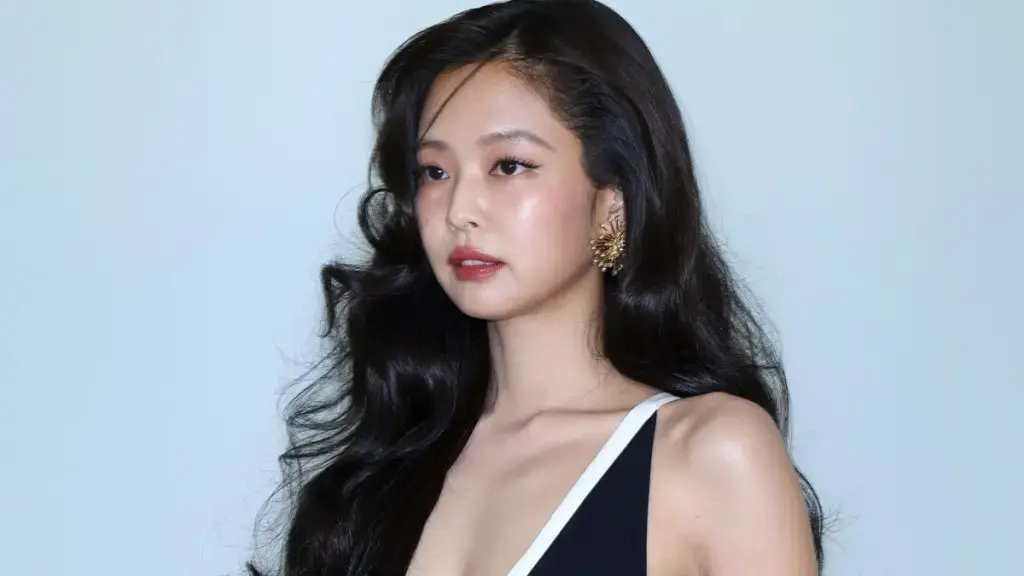 Jennie de la BLACKPINK Dazzles în Bold Halter Top la Chanel Show