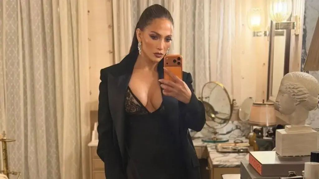 Jennifer Lopez fure spectacolul în costum de corp