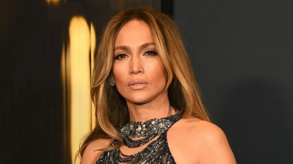 Jennifer Lopez, o apariție spectaculoasă la Londra într-o rochie transparentă