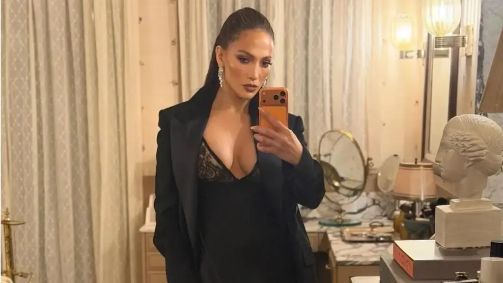 Jennifer Lopez se stinge în rochie