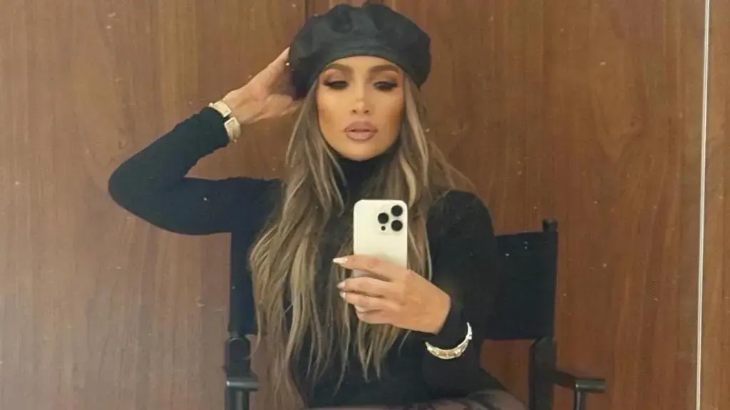Jennifer Lopez Teeters la marginea în Dolce & Gabbana