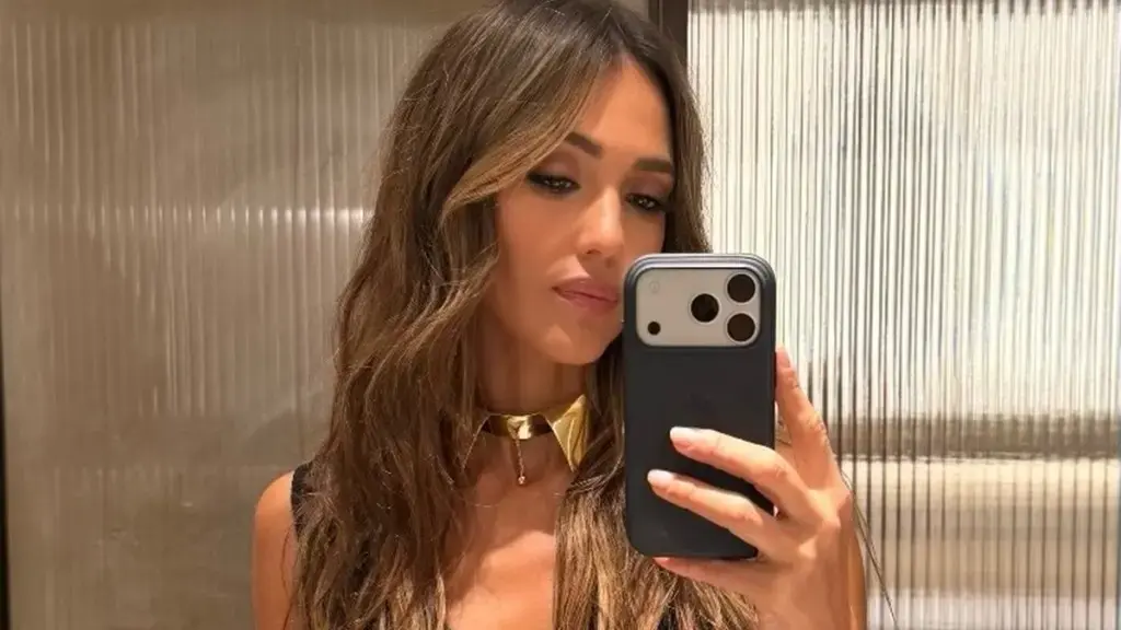 Jessica Alba Bikini Privește prin Low-Cut Vezi prin acoperire în Italia