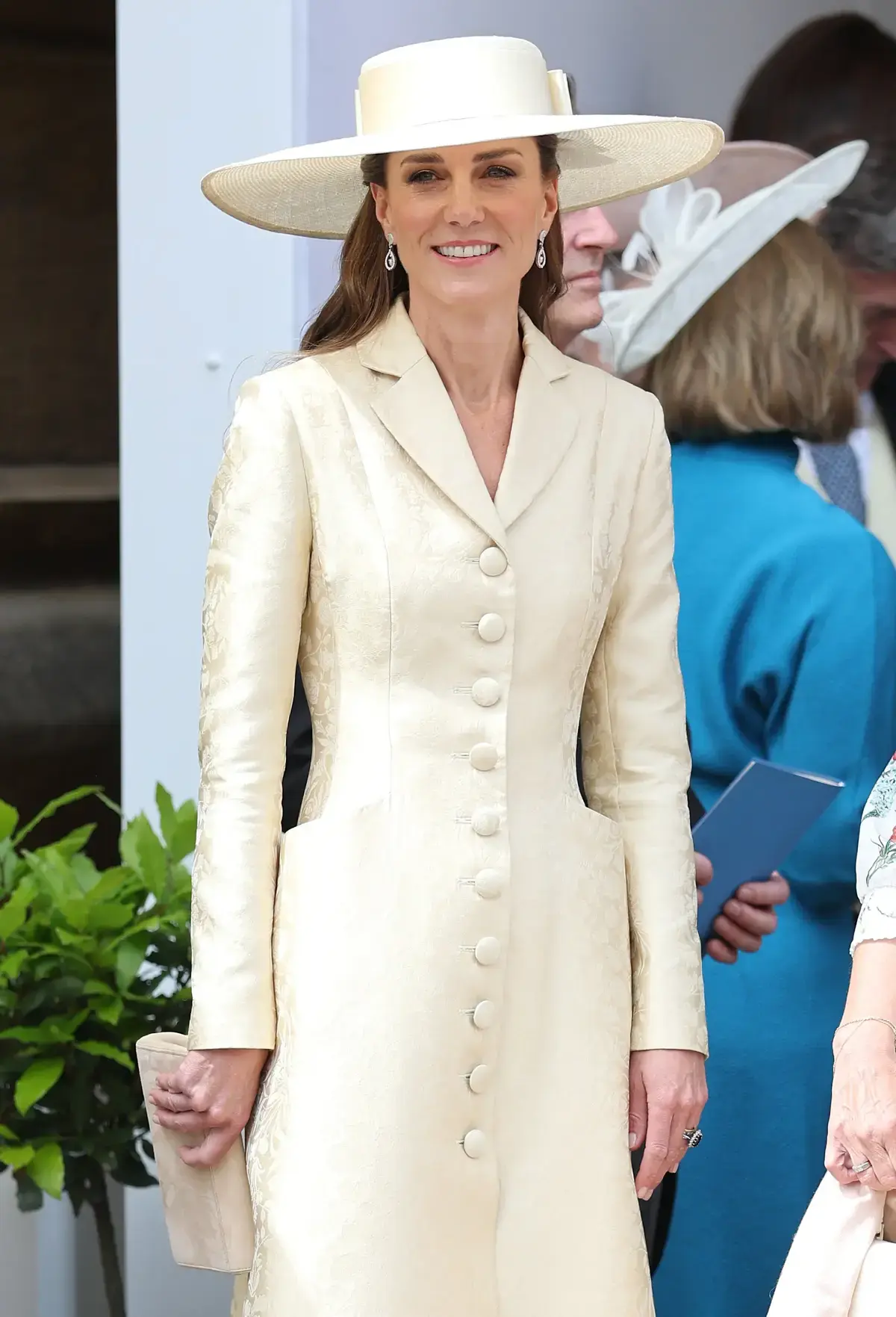 Kate Middleton stabilește nota de vară cu o rochie galbenă.