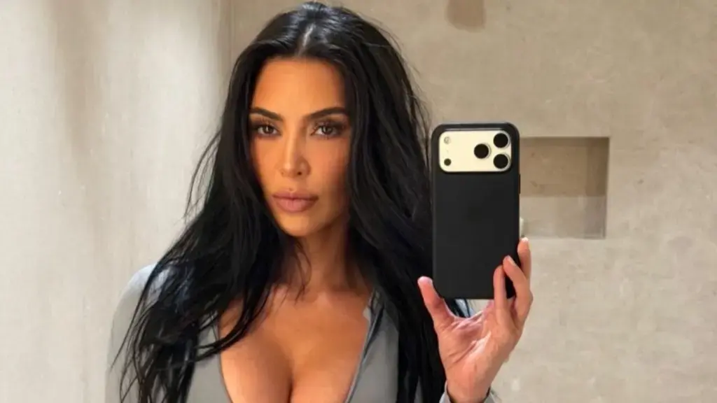 Kim Kardashian Sizzles în lansarea noii lenjerie