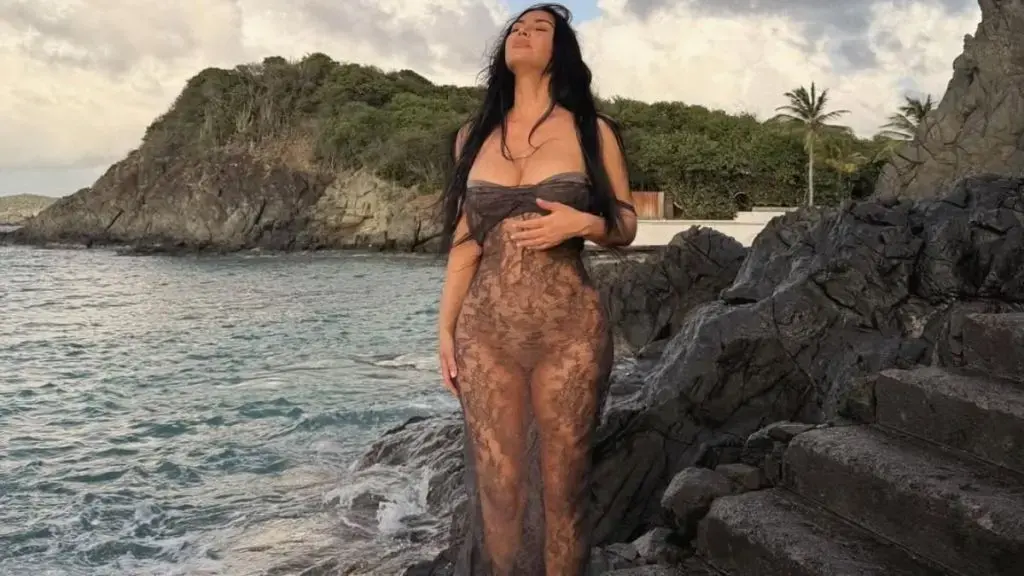 Kim Kardashian uimește cu părul blond și stil Gucci