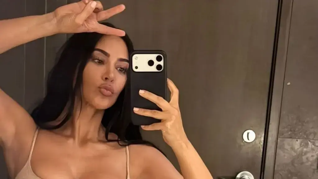 Kim Kardashian Wows în rochie de durere