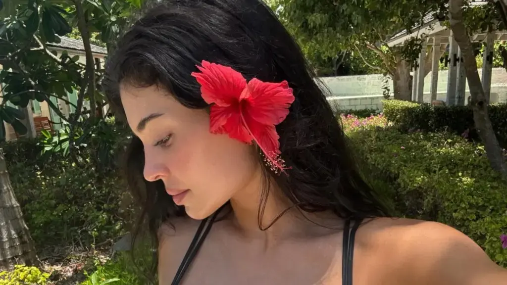 Kylie Jenner crește căldura într-un sutien de abia acolo