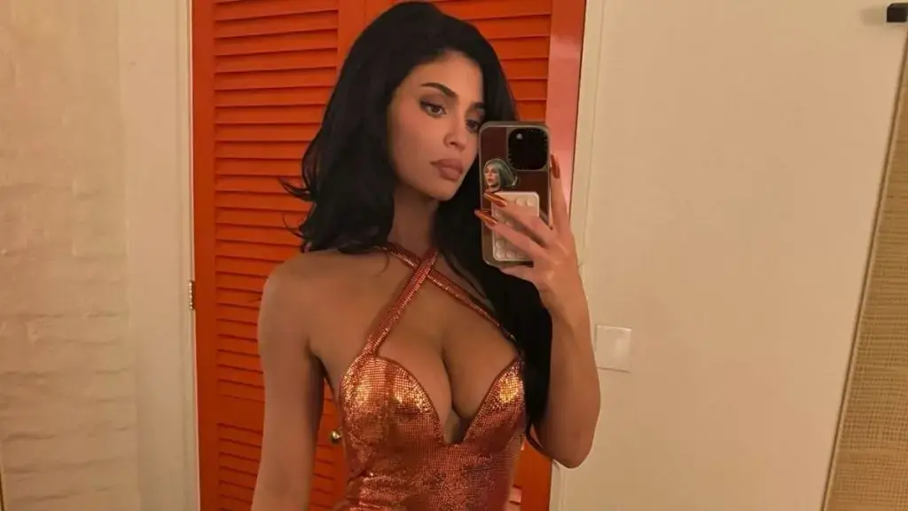 Kylie Jenner se lăudă cu 190 de dolari Khy Micro mini-șiretă în selfie-uri stilistice