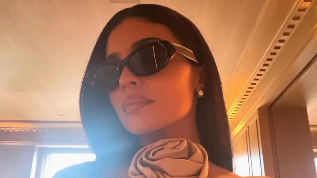 Kylie Jenner se stinge în costumul vintage Gucci