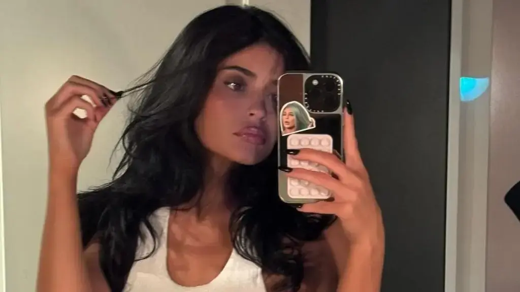 Kylie Jenner uimește cu un nou look îndrăzneț pentru campania Khy