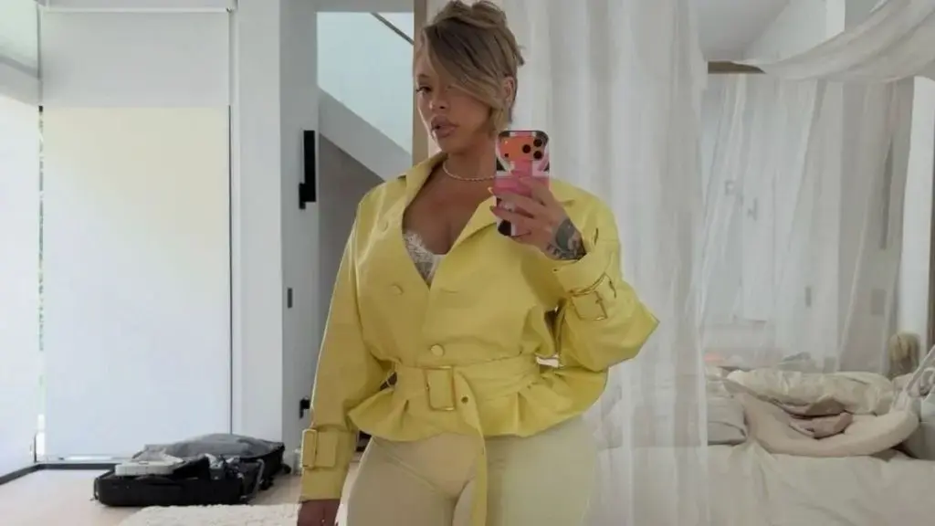 Latto expune haine de baie de modă în timpul ieșirii cu iahtul din St. Tropez