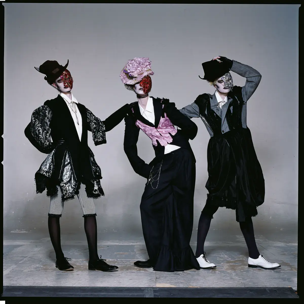 Licitație Dot COMME: 265 Piese Iconice de la Rei Kawakubo