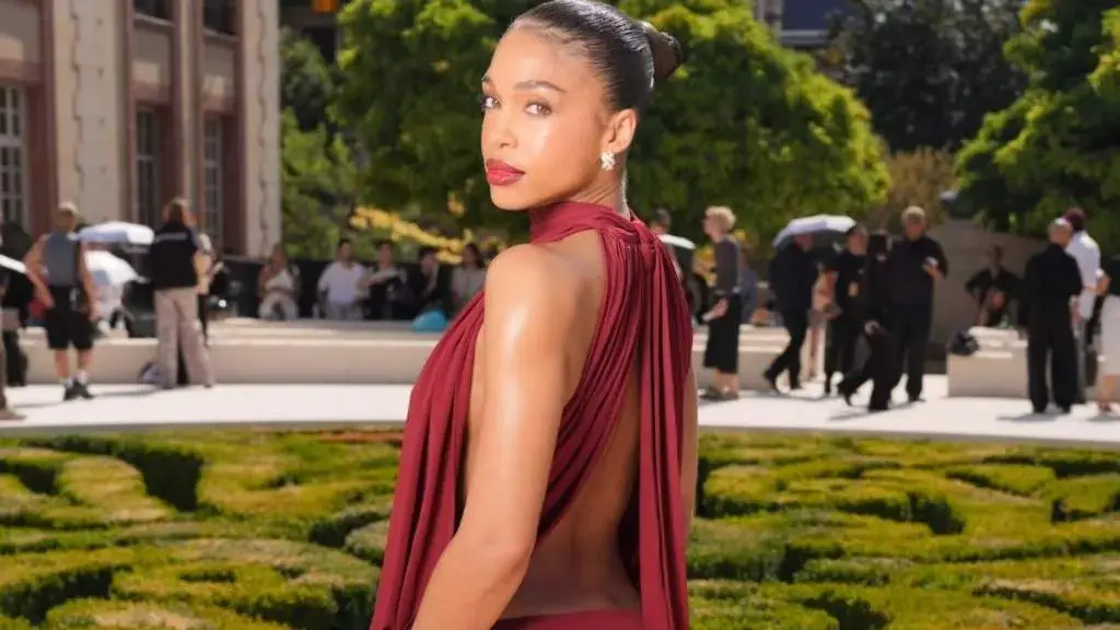 Lori Harvey Dazzles Paris Fashion Week în Bold Balenciaga Design