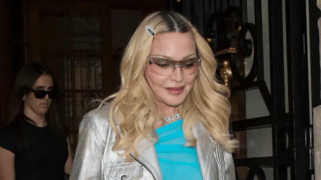Madonna șochează la Paris cu cea mai îndrăzneață apariție