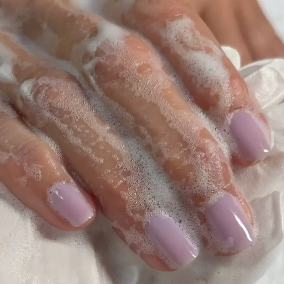 Manicurele de toamnă încep cu un nuanță neașteptată: mauve milk