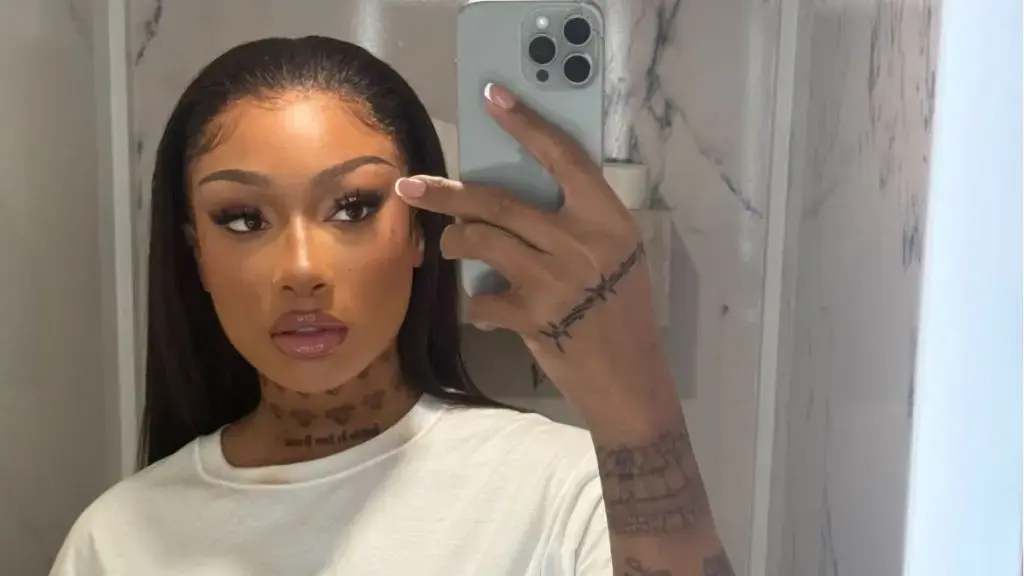 Megan Thee Stallion abia se acoperă într-o lenjerie albă completă