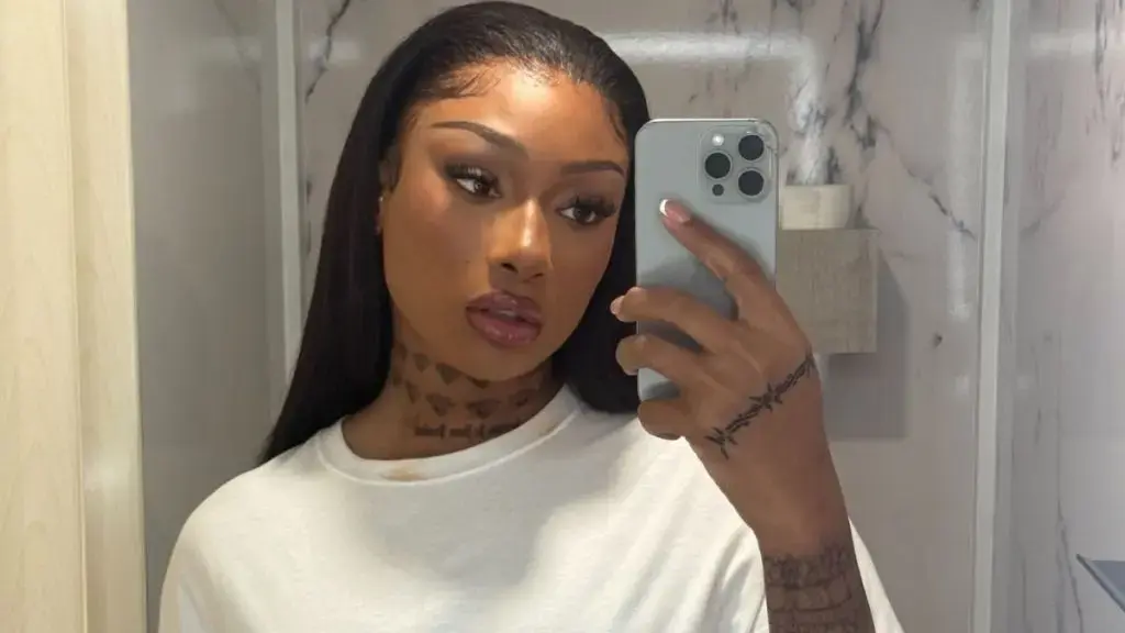 Megan Thee Stallion uimește cu un look îndrăzneț: Păr alb-portocaliu și stil avangardist