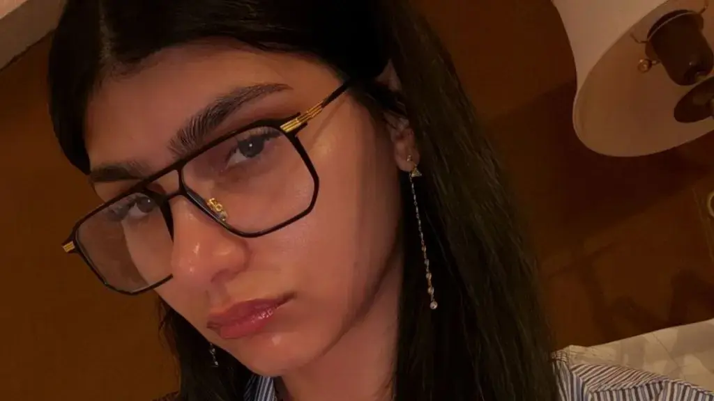 Mia Khalifa face caldura într-un bikini cu fanii care au buzzing