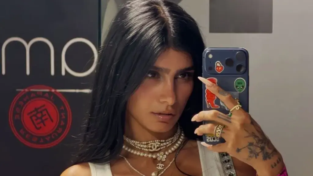 Mia Khalifa stârnește controverse cu o rochie extrem de îndrăzneață