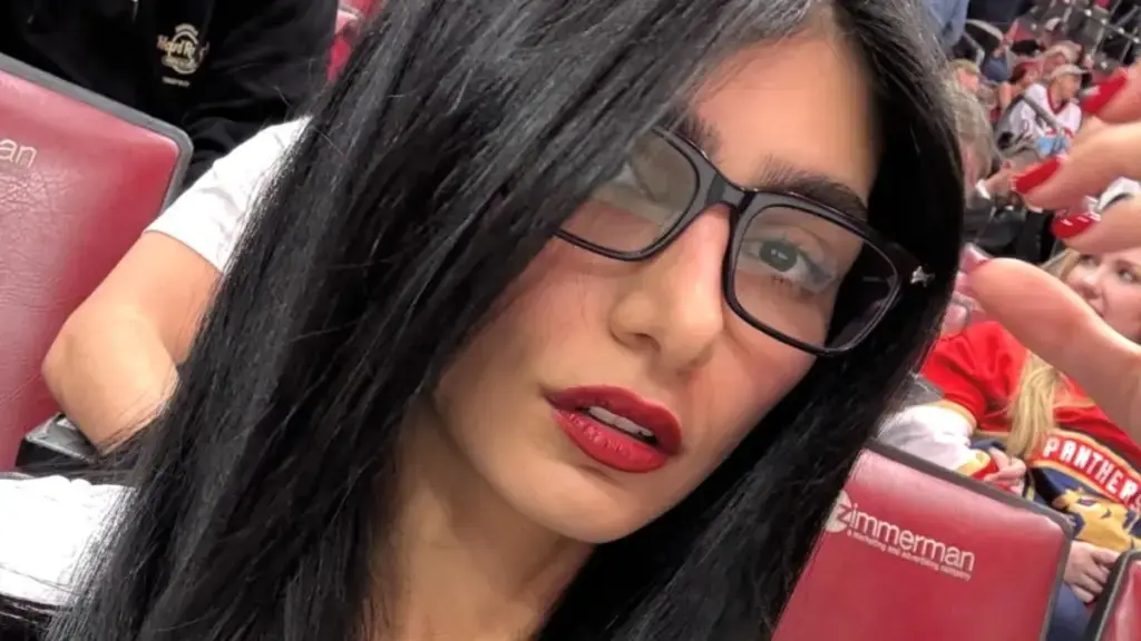 Mia Khalifa Uimitoare în Rochie de baschet