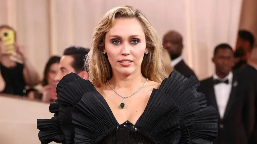 Miley Cyrus Uimitoare în rochie Lace-Inspirat Vintage la Wonderland Event