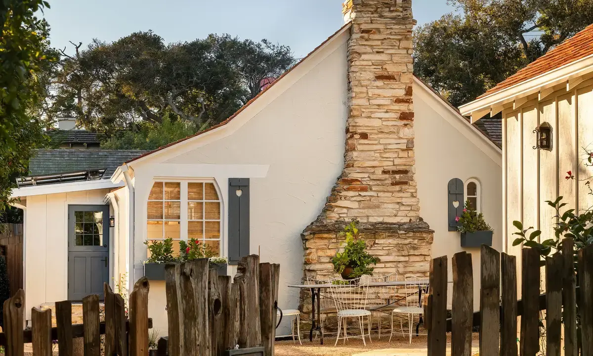 O cottage de pe malul mării redefinită: Casa fermecătoare Carmel-by-the-Sea a designerului Heidi Caillier